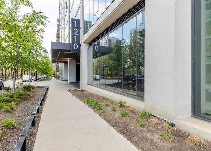S Loop W Pool Gym Nr Grant Park Chi-739